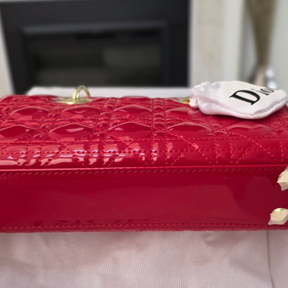 Red crossbody gift ๐ ๐ฅ - Picture 6 of 6